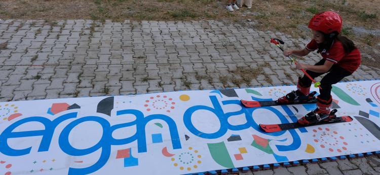 Okul bahçesinde oluşturulan pistle kayakla tanıştılar