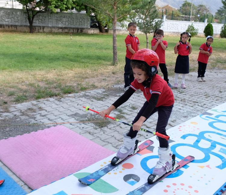 Okul bahçesinde oluşturulan pistle kayakla tanıştılar