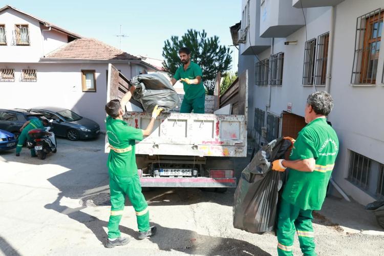 Kötü koku yayılan evden 2 kamyon çöp çıktı