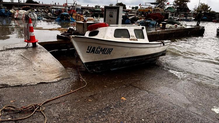 Düzce'de sağanak; 3 evi su bastı, 14 tekne zarar gördü
