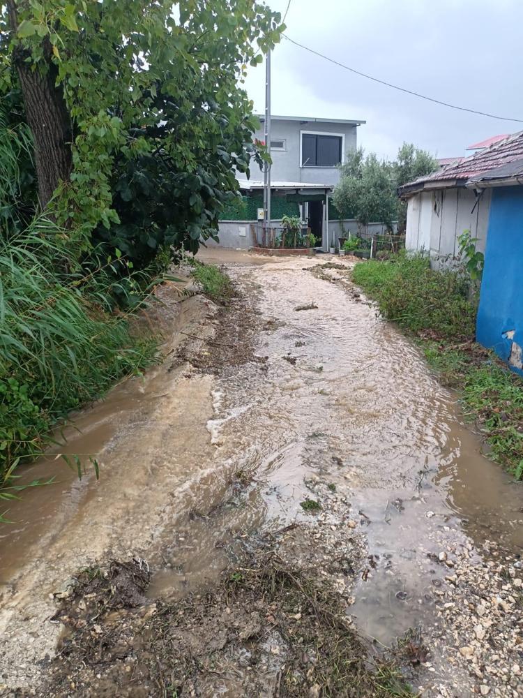 Mudanya'da sağanak su baskınına yol açtı, mahsur kalanlar kurtarıldı
