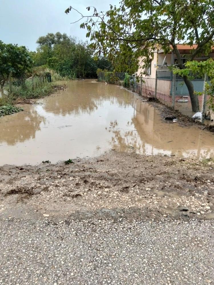 Mudanya'da sağanak su baskınına yol açtı, mahsur kalanlar kurtarıldı