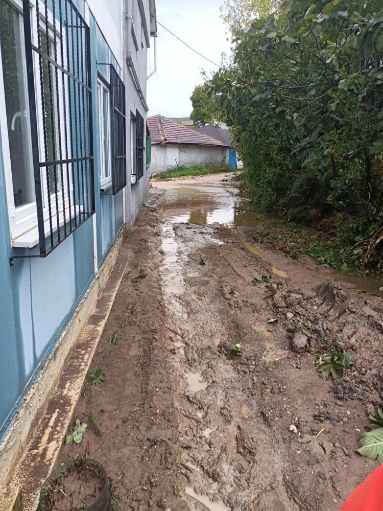 Mudanya'da sağanak su baskınına yol açtı, mahsur kalanlar kurtarıldı