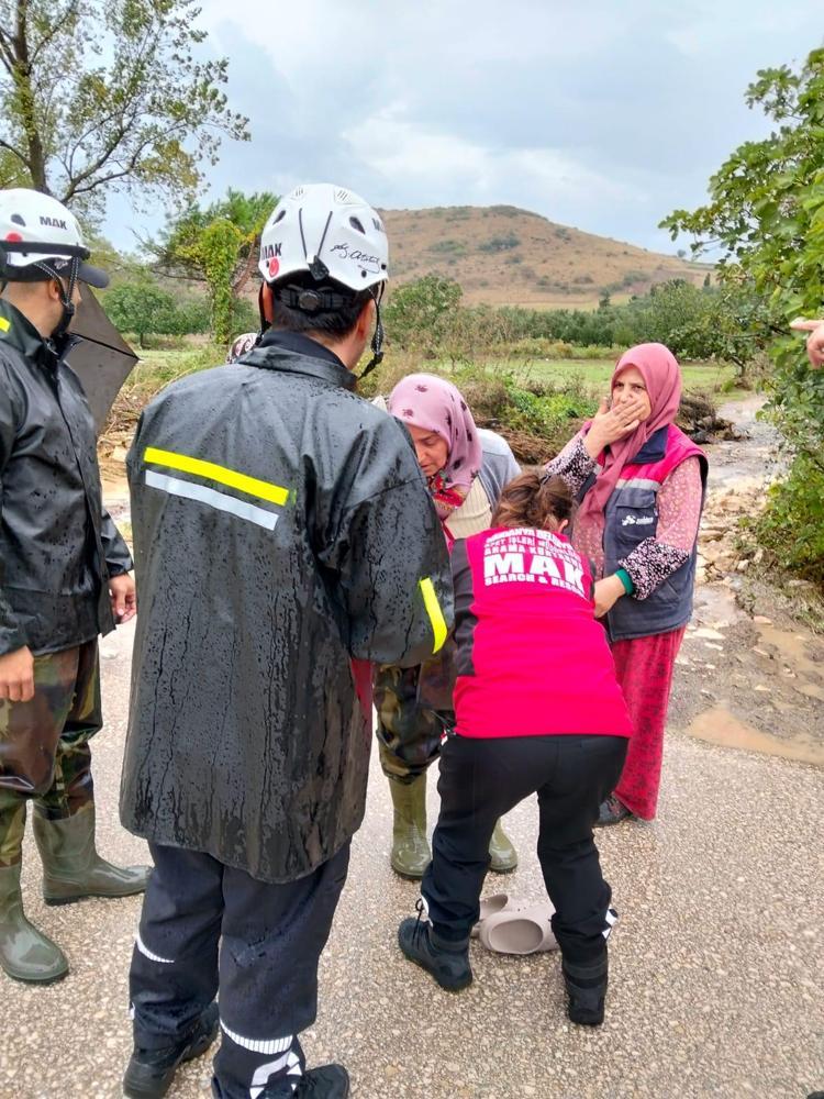 Mudanya'da sağanak su baskınına yol açtı, mahsur kalanlar kurtarıldı