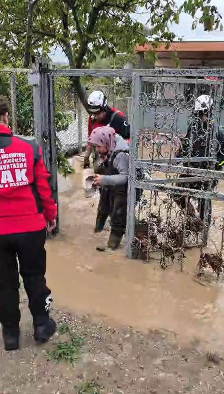 Mudanya'da sağanak su baskınına yol açtı, mahsur kalanlar kurtarıldı