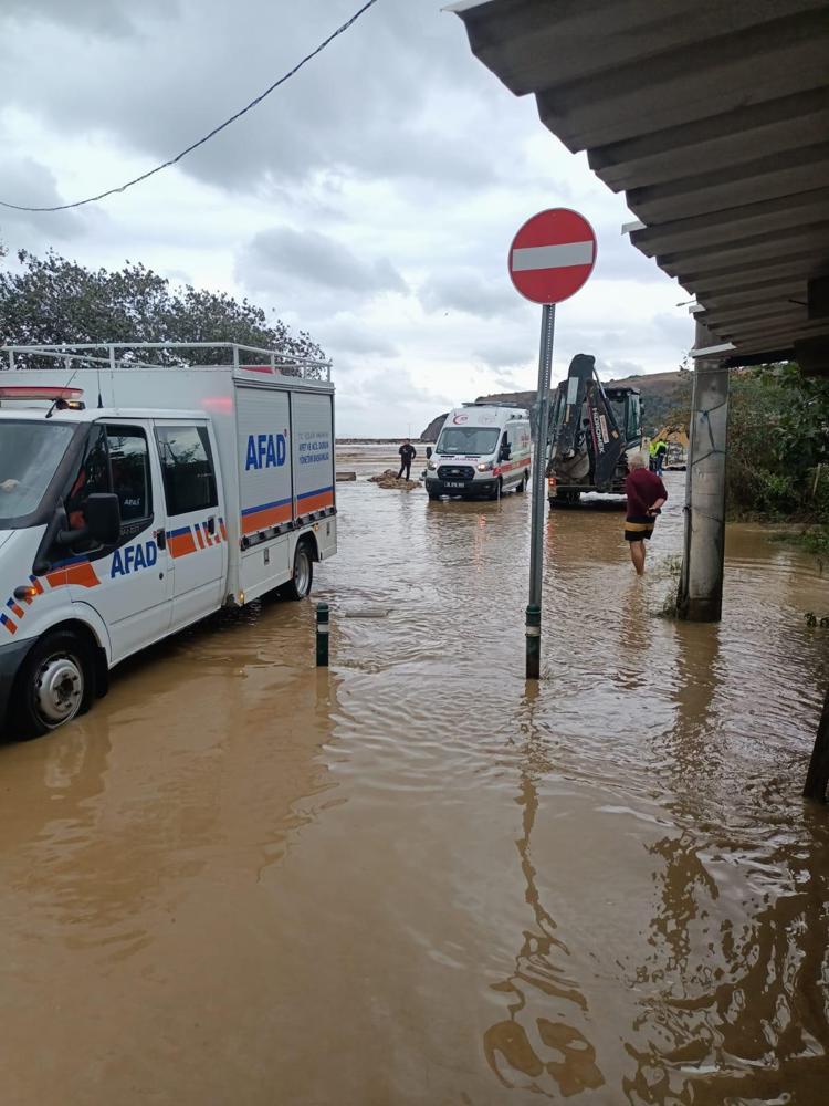 Mudanya'da sağanak su baskınına yol açtı, mahsur kalanlar kurtarıldı