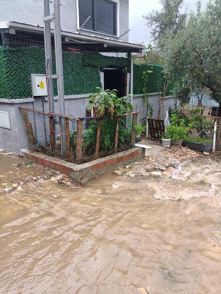 Mudanya'da sağanak su baskınına yol açtı, mahsur kalanlar kurtarıldı