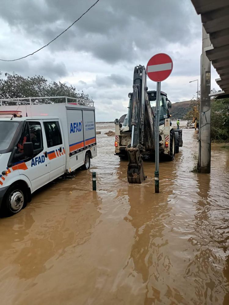 Mudanya'da sağanak su baskınına yol açtı, mahsur kalanlar kurtarıldı