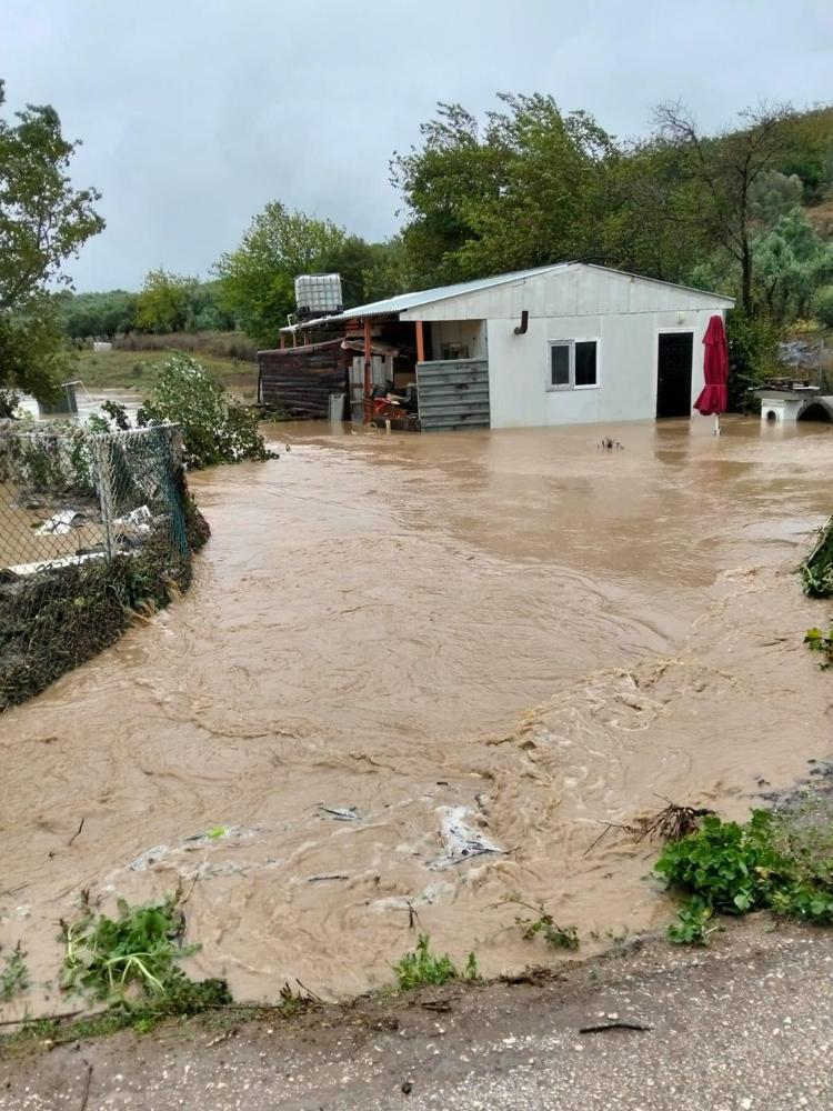 Mudanya'da sağanak su baskınına yol açtı, mahsur kalanlar kurtarıldı