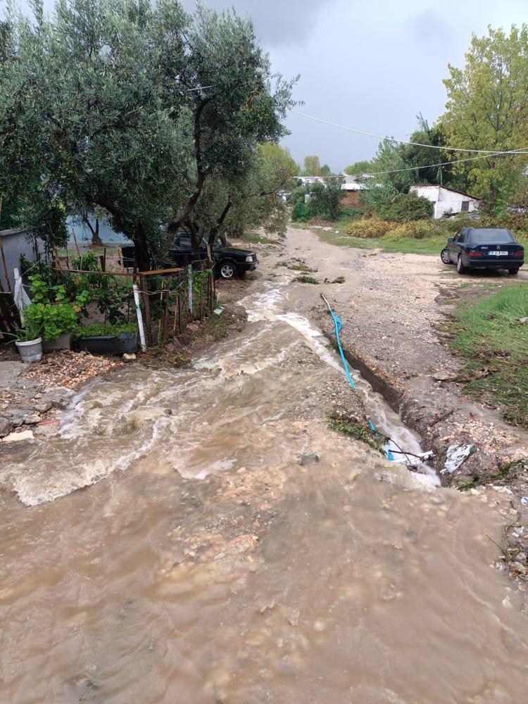 Mudanya'da sağanak su baskınına yol açtı, mahsur kalanlar kurtarıldı