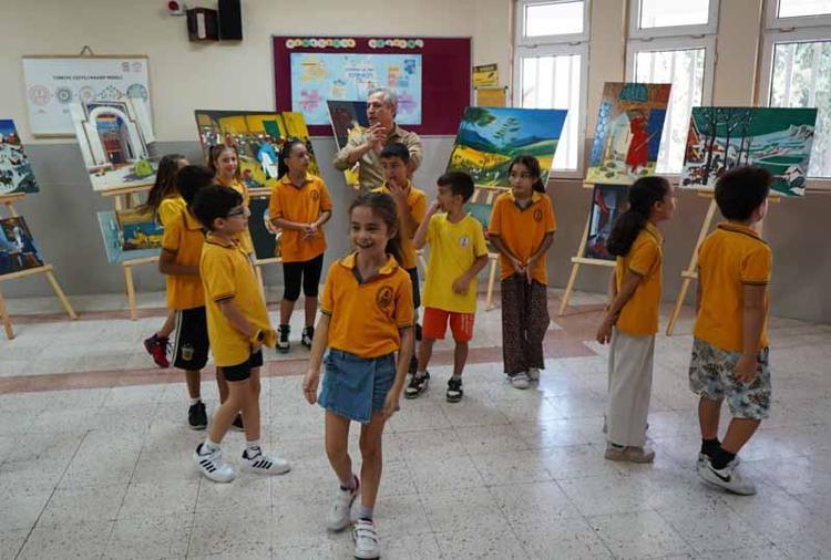 Öğrencilerine ilham veren 'ressam müdür'