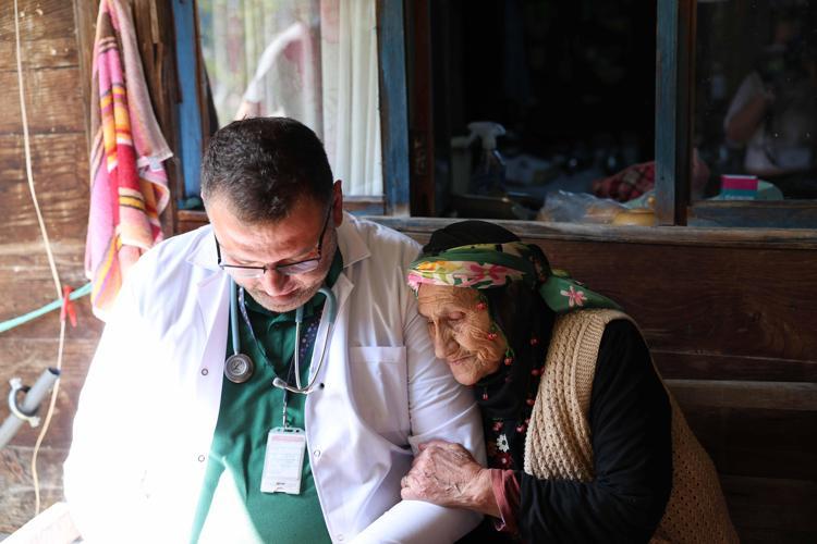 109 yaşındaki Sabriye Gündoğdu’ya yayla evinde muayene