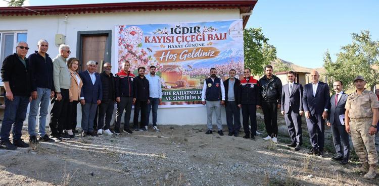 Iğdır'da kayısı çiçeği balı hasadı