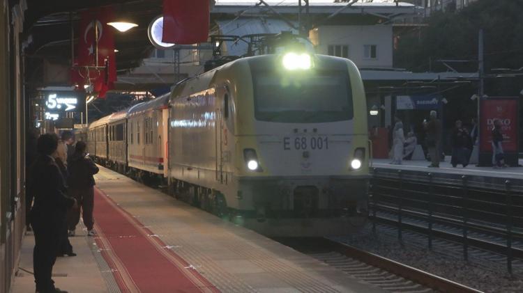Tarihi 'Orient Express' treni 70'ten fazla yolcusuyla İstanbul'a geldi