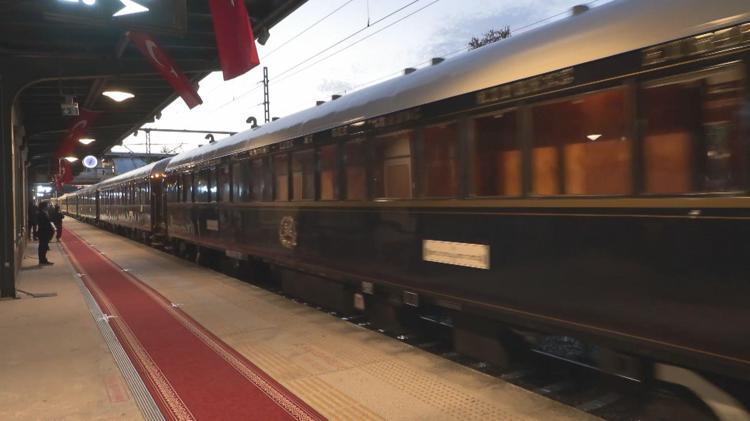 Tarihi 'Orient Express' treni 70'ten fazla yolcusuyla İstanbul'a geldi