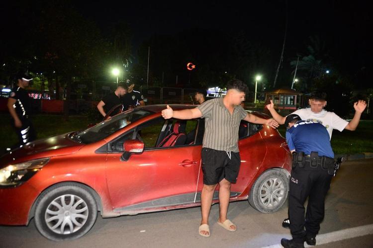 Adana'da dron destekli 'Huzur ve Güven' denetimi; aranması olan 66 kişi yakalandı