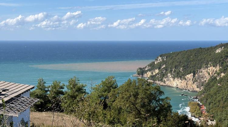 Sağanak sonrası Bartın Irmağı’nın döküldüğü noktada denizin rengi kahverengiye döndü