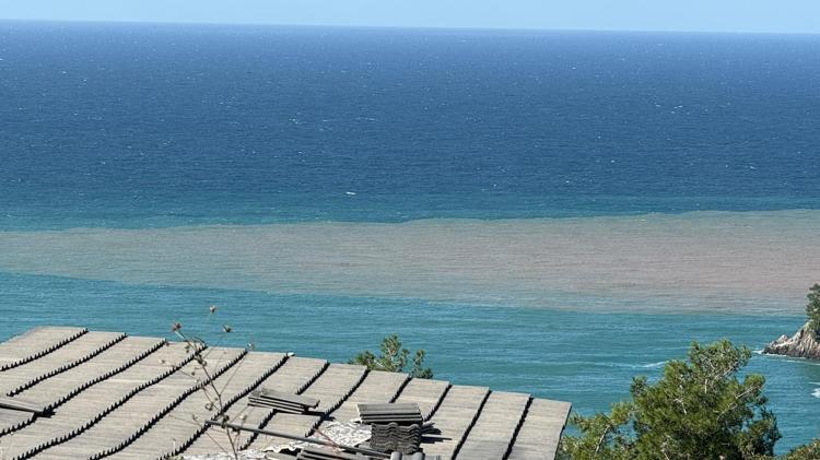 Sağanak sonrası Bartın Irmağı’nın döküldüğü noktada denizin rengi kahverengiye döndü