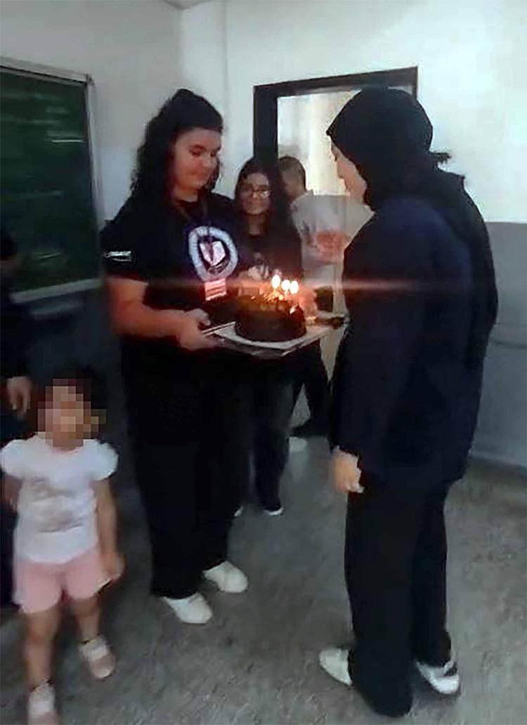 Tükürük bezi kanserini yenen Buse, okula yeniden döndü
