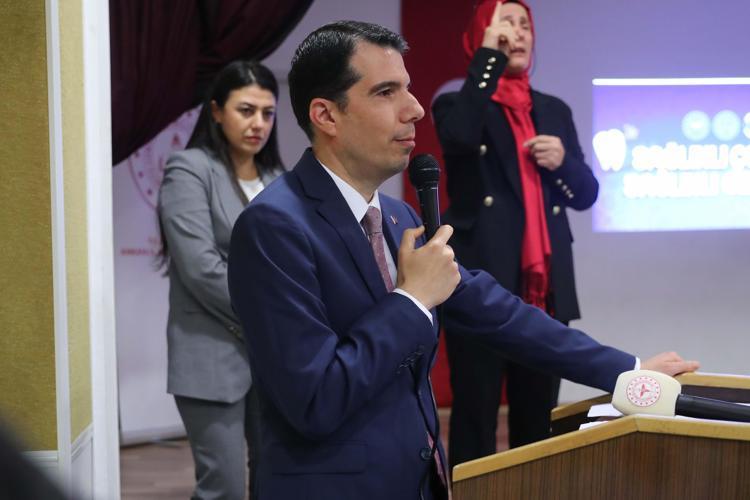 İşitme engelli 100 öğrenci 'Sağlık Elçisi' oldu