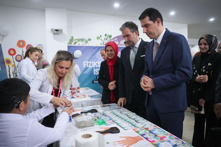 İşitme engelli 100 öğrenci 'Sağlık Elçisi' oldu
