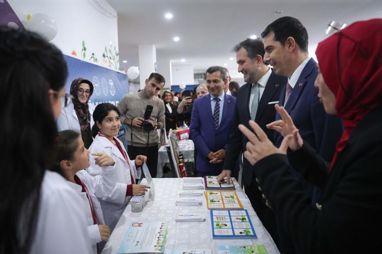 İşitme engelli 100 öğrenci 'Sağlık Elçisi' oldu