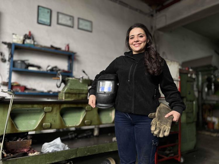 Fatma Sena, 18 yaşında kaynak ustası oldu