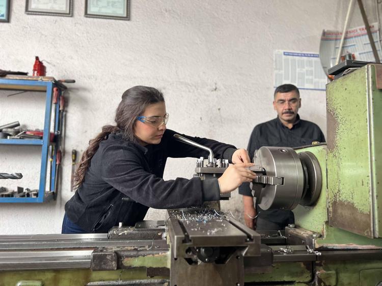 Fatma Sena, 18 yaşında kaynak ustası oldu