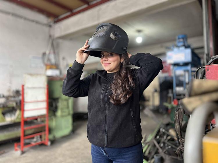 Fatma Sena, 18 yaşında kaynak ustası oldu