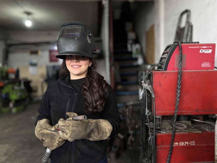 Fatma Sena, 18 yaşında kaynak ustası oldu