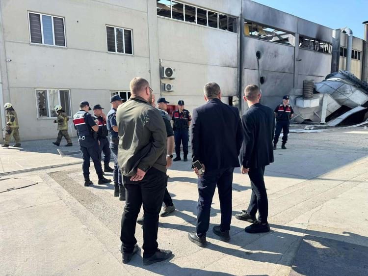 İzmir'de metal fabrikasında patlama; 3'ü ağır, 7 yaralı