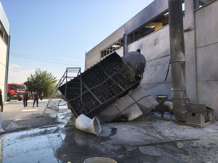 İzmir'de metal fabrikasında patlama; 3'ü ağır, 7 yaralı