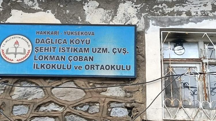 Yüksekova’da okuldaki yangında köylüler, gönderdeki Türk bayrağını indirip muhafaza altına aldı
