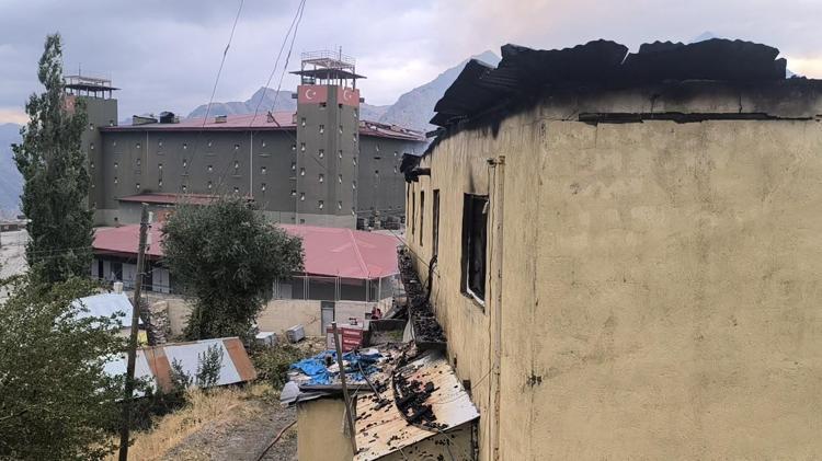 Yüksekova’da okuldaki yangında köylüler, gönderdeki Türk bayrağını indirip muhafaza altına aldı
