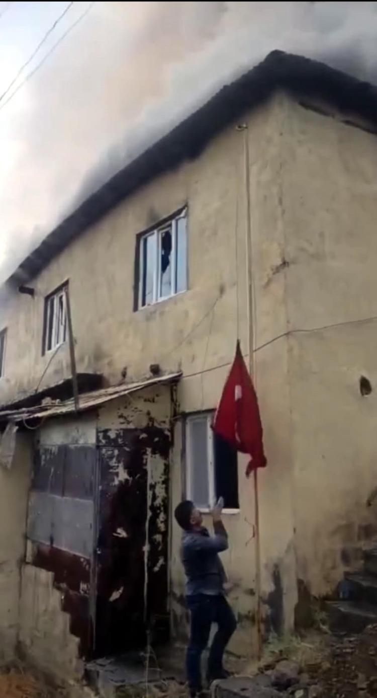 Yüksekova’da okuldaki yangında köylüler, gönderdeki Türk bayrağını indirip muhafaza altına aldı