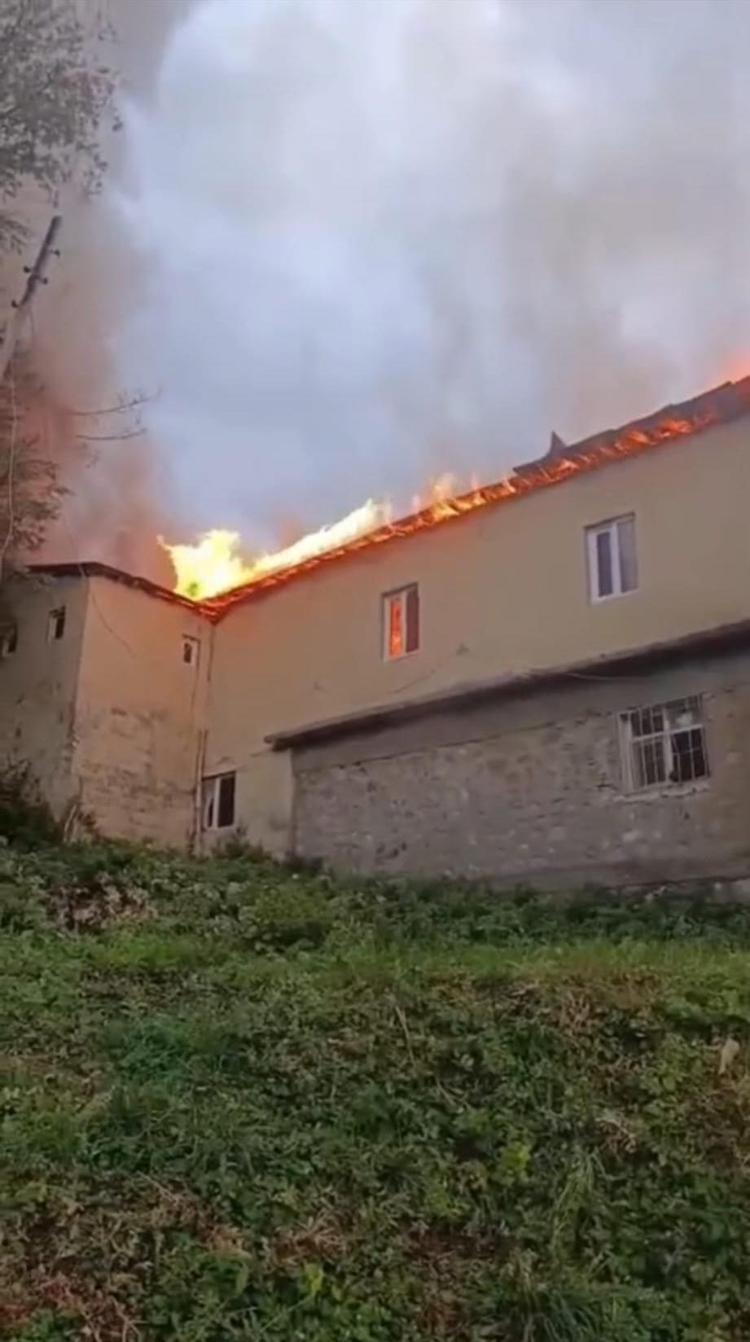 Yüksekova’da okuldaki yangında köylüler, gönderdeki Türk bayrağını indirip muhafaza altına aldı