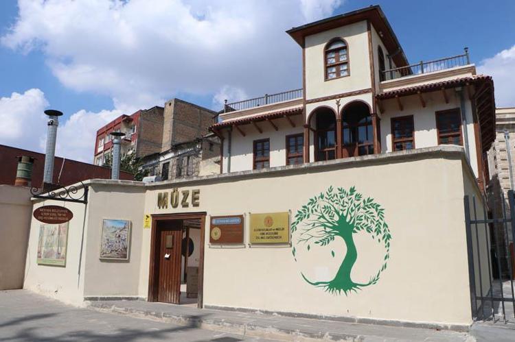Atatürk'ün damak kalıbının örneği, Enver Paşa'nın azı dişi aynı müzede