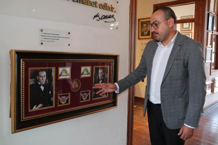 Atatürk'ün damak kalıbının örneği, Enver Paşa'nın azı dişi aynı müzede