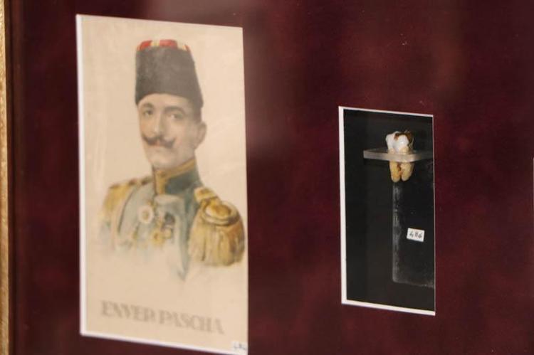 Atatürk'ün damak kalıbının örneği, Enver Paşa'nın azı dişi aynı müzede
