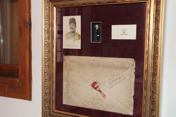 Atatürk'ün damak kalıbının örneği, Enver Paşa'nın azı dişi aynı müzede