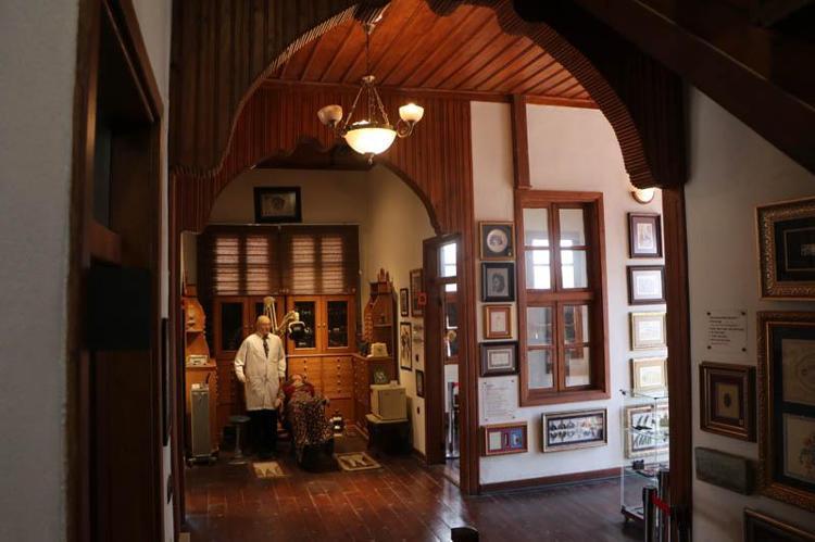 Atatürk'ün damak kalıbının örneği, Enver Paşa'nın azı dişi aynı müzede