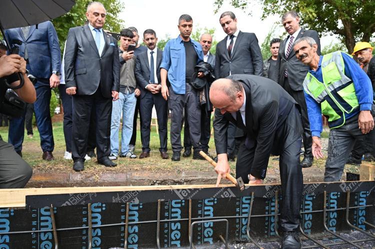 Batman Valisi, sağanak altında çivi çakma törenine katıldı
