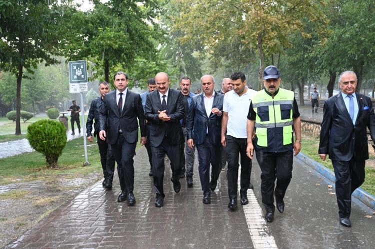 Batman Valisi, sağanak altında çivi çakma törenine katıldı
