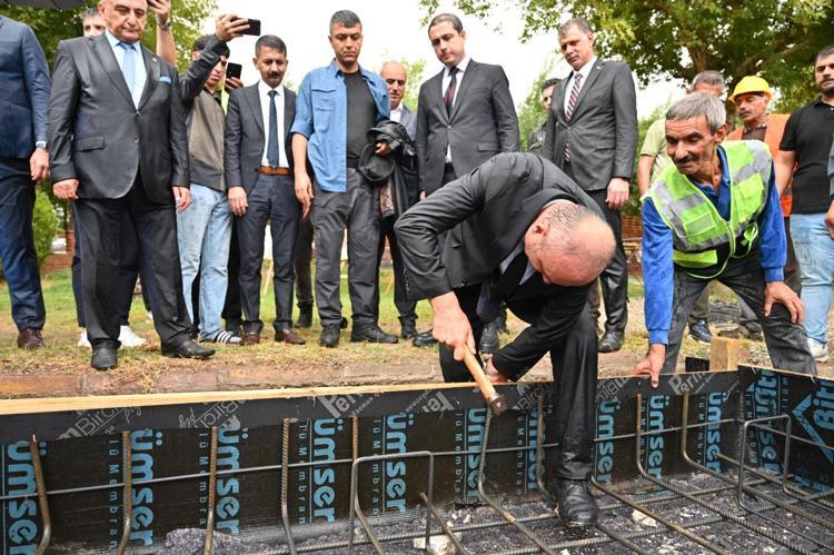 Batman Valisi, sağanak altında çivi çakma törenine katıldı