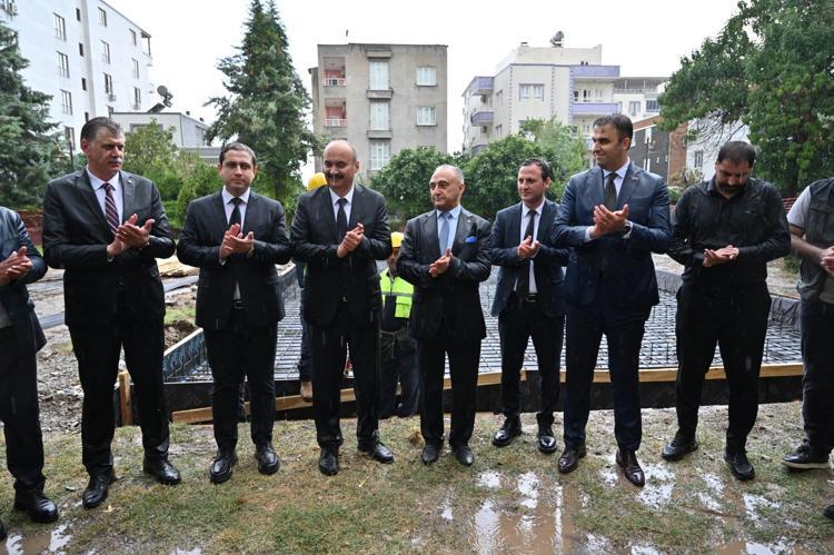 Batman Valisi, sağanak altında çivi çakma törenine katıldı