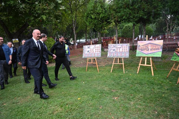 Batman Valisi, sağanak altında çivi çakma törenine katıldı