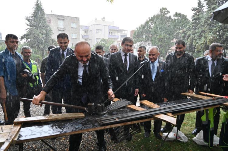 Batman Valisi, sağanak altında çivi çakma törenine katıldı