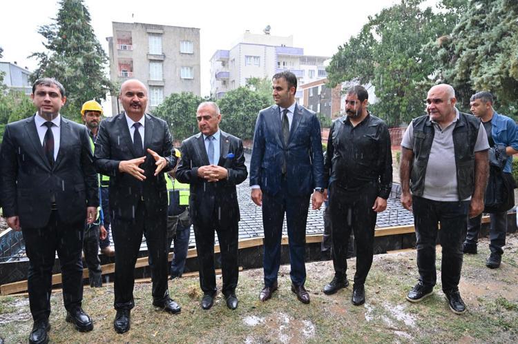 Batman Valisi, sağanak altında çivi çakma törenine katıldı