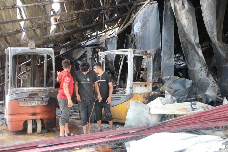 Sebze halinde 22 iş yerinin zarar gördüğü yangındaki hasar görüntülendi