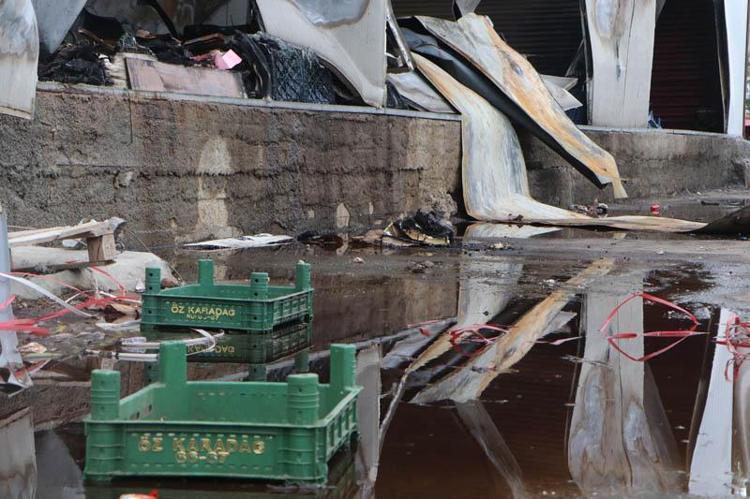 Sebze halinde 22 iş yerinin zarar gördüğü yangındaki hasar görüntülendi